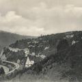 L'ancien sanatorium perché sur la crête.